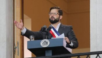 Solo dos de cada diez chilenos apoya el gobierno de Boric, y su imagen negativa llega a niveles de Piñera