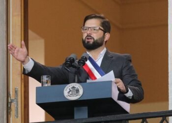 Solo dos de cada diez chilenos apoya el gobierno de Boric, y su imagen negativa llega a niveles de Piñera