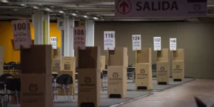 Escándalos, ventajismo y falta de transparencia: los elementos que encienden las alarmas en la primera vuelta en Colombia