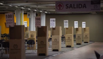 Escándalos, ventajismo y falta de transparencia: los elementos que encienden las alarmas en la primera vuelta en Colombia