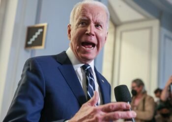 Mientras Tribunal Supremo de EUA condena el aborto, Biden firma orden ejecutiva en contrario