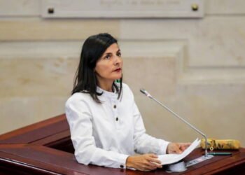 Con firmas intentan sacar a Irene Vélez del MinMinas