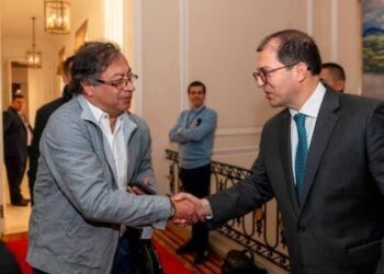 Fiscal le ratifica a Petro que paz implica sometimiento