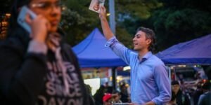 Sigue ola de sanción social contra Daniel Quintero en Medellín Mow Player 00:00 % Buffered 00:00 00:00