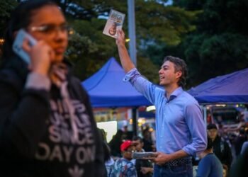 Sigue ola de sanción social contra Daniel Quintero en Medellín Mow Player 00:00 % Buffered 00:00 00:00