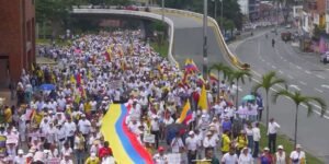 Las impactantes imágenes que dejó la marcha contra Petro en Cali | Qhubo Cali on Youtube