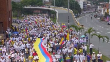 Las impactantes imágenes que dejó la marcha contra Petro en Cali | Qhubo Cali on Youtube