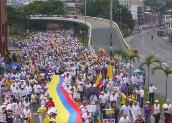 Las impactantes imágenes que dejó la marcha contra Petro en Cali | Qhubo Cali on Youtube