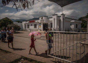 No, el sistema de salud no ha matado más personas que la guerra: expertos cuestionan la cifra con la que Petro defiende su reforma sanitaria