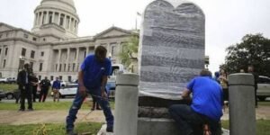 Los colegios públicos de Luisiana exhibirán los 10 Mandamientos en clase: anuncian batalla legal