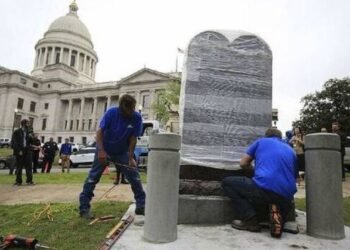 Los colegios públicos de Luisiana exhibirán los 10 Mandamientos en clase: anuncian batalla legal