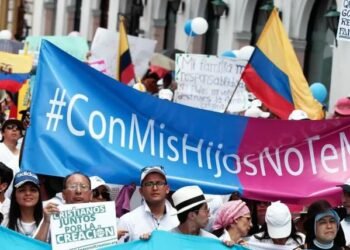 “Con mis hijos no te metas” hundió proyecto de sometimiento LGTB en Colombia