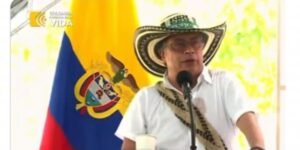 Petro es «corrupto, perezoso y bruto”, dice la prensa… «yo no quiero reelegirme, pero no niego esa posibilidad en un futuro, para poder hacer la pazo hoy», dice el exguerrillero Presidente