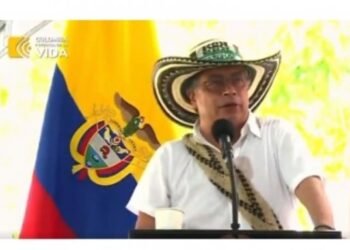 Petro es «corrupto, perezoso y bruto”, dice la prensa… «yo no quiero reelegirme, pero no niego esa posibilidad en un futuro, para poder hacer la pazo hoy», dice el exguerrillero Presidente