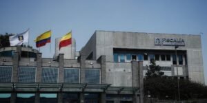 Millonaria extinción de dominio a bienes de exfuncionarios de anterior alcaldía de Medellín; hay carros de lujo, apartamentos y casas