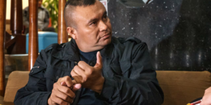 “No me veo entregando las armas”: Calarcá Córdoba, comandante del Estado Mayor de las Farc, dice que ve “difícil” firmar la paz con Petro en dos años
