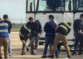 EE.UU. deporta a más de centenar de colombianos desde Harlingen, en Texas