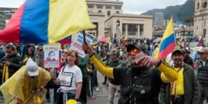 Militares retirados protestan en Bogotá contra el presidente colombiano