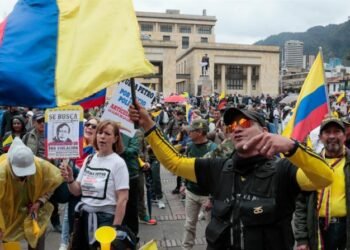 Militares retirados protestan en Bogotá contra el presidente colombiano