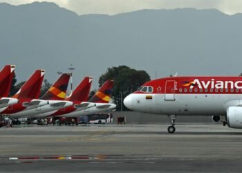 Aerolíneas de Colombia anuncian cancelación vuelos por escasez de combustible, tarifas podrían incrementarse 40% Fuente: The Epoch Times en español