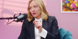 Meloni: a personas sin arraigo nacional, familiar y religioso «se les puede imponer cualquier cosa»