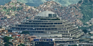 El Helicoide: Cómo el chavismo convirtió a un shopping futurista en el centro de tortura más grande de América Latina