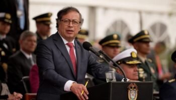 Colombia. Un estadio entero grita “fuera Petro” y este no se lo toma nada bien y les insulta llamándoles “ricos y asesinos”
