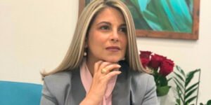 Venezuela vive «las consecuencias de un régimen socialista», dice prima de ministro de defensa.