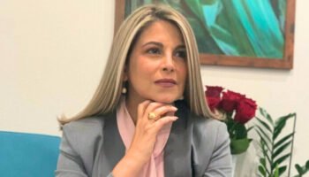 Venezuela vive «las consecuencias de un régimen socialista», dice prima de ministro de defensa.