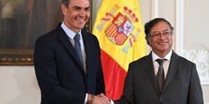 El colombiano Gustavo Petro sigue el ejemplo de Pedro Sánchez: controlar a los medios porque sacan noticias que no le gustan…, en pro de la libertad de prensa
