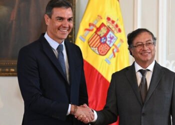 El colombiano Gustavo Petro sigue el ejemplo de Pedro Sánchez: controlar a los medios porque sacan noticias que no le gustan…, en pro de la libertad de prensa