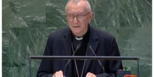 Secretario de Estado vaticano, Pietro Parolin, en la ONU… por si no había quedado claro: la Iglesia se opone a que cada uno pueda elegir su sexo, porque el género se basa en la identidad biológica