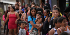 Tras el fraude electoral de Nicolás Maduro, uno de cada cuatro venezolanos tiene la intención de irse del país