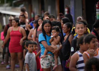 Tras el fraude electoral de Nicolás Maduro, uno de cada cuatro venezolanos tiene la intención de irse del país