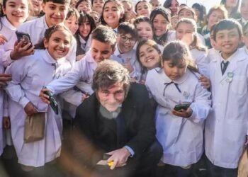 La confianza en el Gobierno de Milei subió más de 12% en octubre, según la UTDT