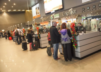 Violencia, incertidumbre y más ingresos impulsan un creciente éxodo de colombianos