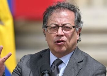 Petro critica artículo de La Silla y estigmatiza al medio
