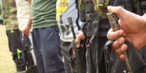 Manejo de armas y adoctrinamiento político: así “instruyen” las disidencias a menores de edad