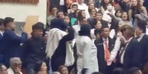 Video: con abucheos fueron expulsados encapuchados durante grados en U. Nacional