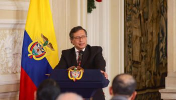 Presidente Gustavo Petro arremete contra el uribismo y responde a precandidata Vicky Dávila