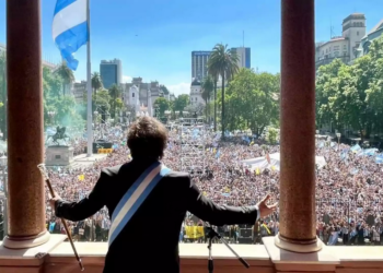 La pobreza en Argentina bajó al 34,8% en el cuarto trimestre del año, según la UTDT