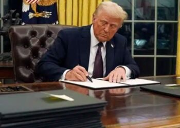 Trump – Prohíbe “mutilación sexual” a menores / Retira a EE. UU. del Acuerdo de París / Congela ayudas federales al aparato ‘woke’