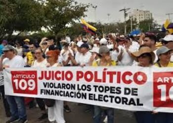 Exigen juicio político en contra de Petro: instalaron pendones en puente de Bogotá y hay asamblea permanente
