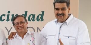 Maduro abraza a Petro: «Pido al pueblo de Colombia y a todos los organismos que acompañen al presidente»