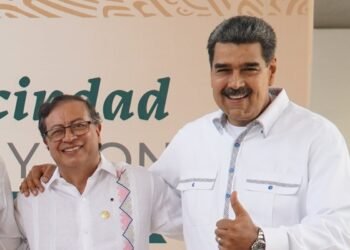 Maduro abraza a Petro: «Pido al pueblo de Colombia y a todos los organismos que acompañen al presidente»