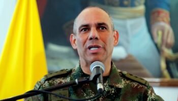 General (r) Zapateiro reta a los marchantes del 18 de marzo con una encuesta sobre el Gobierno Petro; qué responderán los ciudadanos