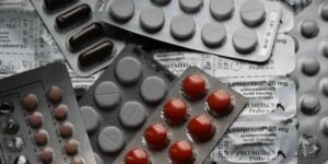 ¿Qué deben hacer las personas que no reciben los medicamentos y tienen enfermedades de alto riesgo en Colombia?