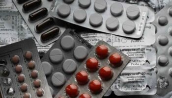 ¿Qué deben hacer las personas que no reciben los medicamentos y tienen enfermedades de alto riesgo en Colombia?