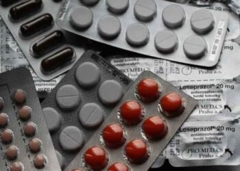 ¿Qué deben hacer las personas que no reciben los medicamentos y tienen enfermedades de alto riesgo en Colombia?