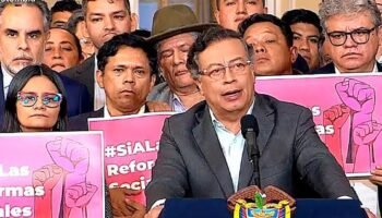 Petro amenaza con un estallido social si no se someten a consulta sus reformas